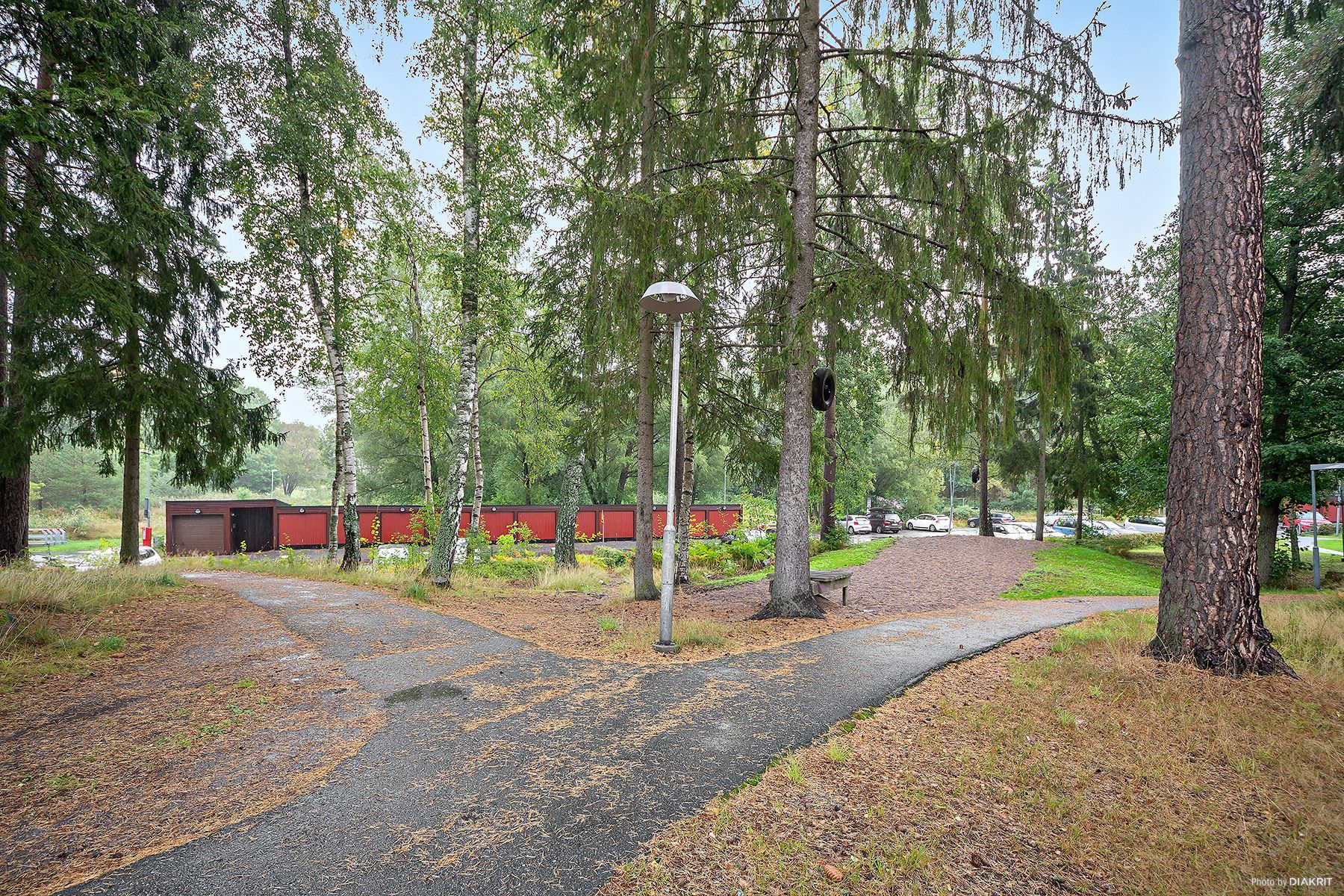 Bra med parkering ett stenkast från husen