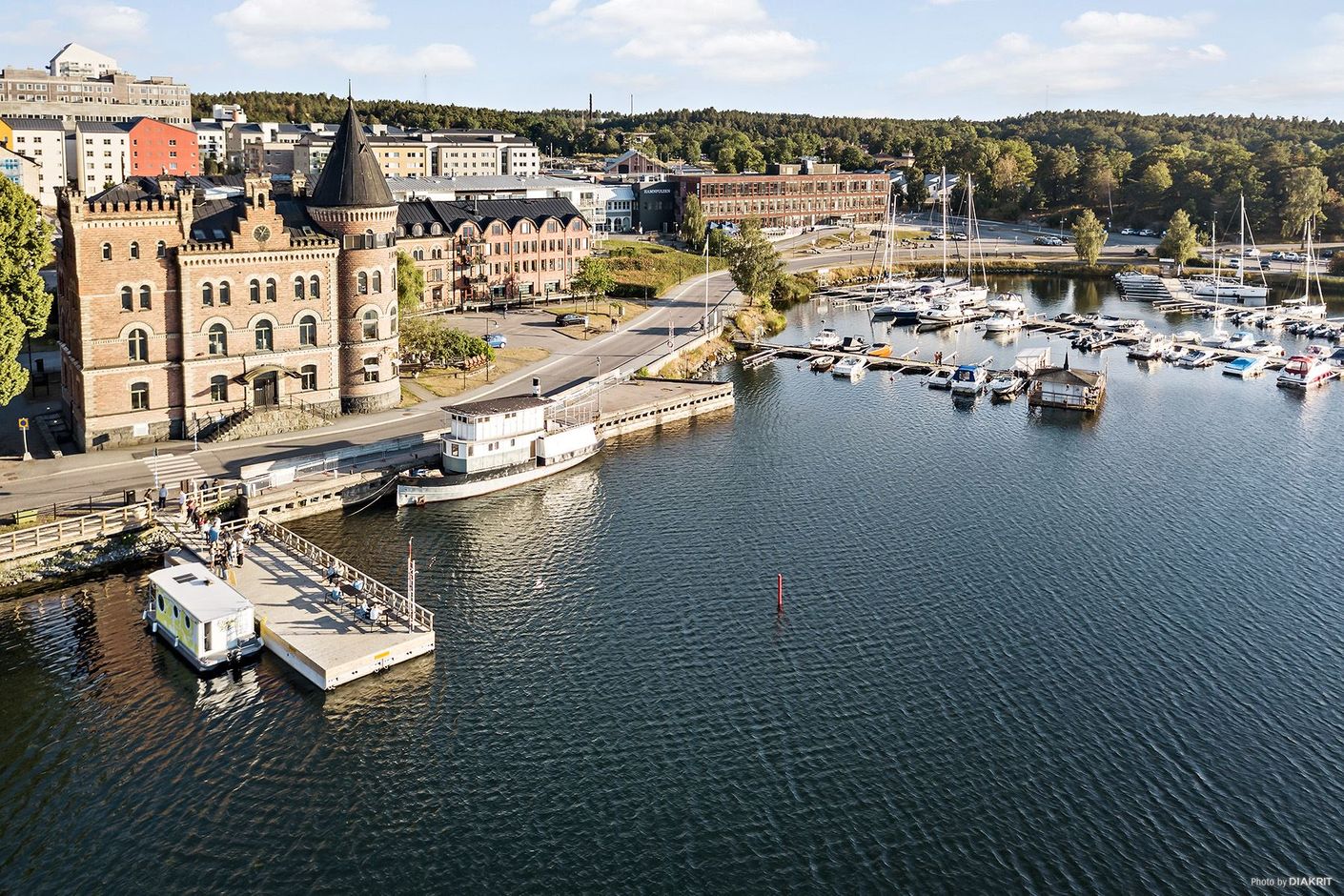 Vy över båtbryggor, Tornhuset och Gustavsbergs hamn