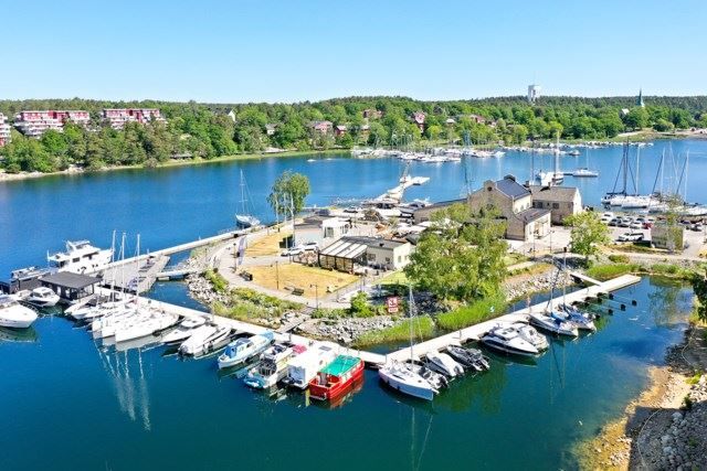Kattholmen med Gästbrygga, restaurang och minigolf.