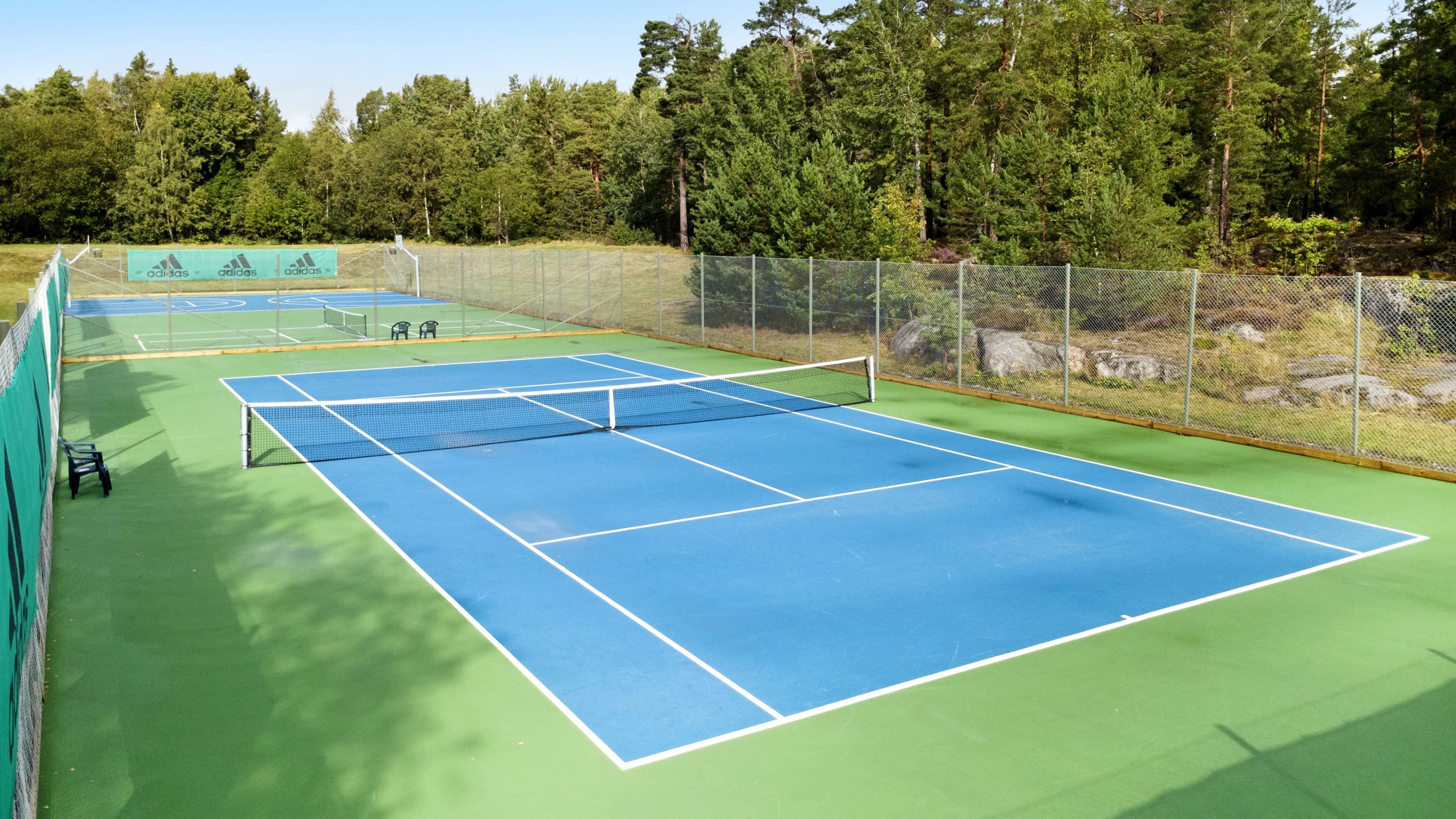 Områdets tennisbana