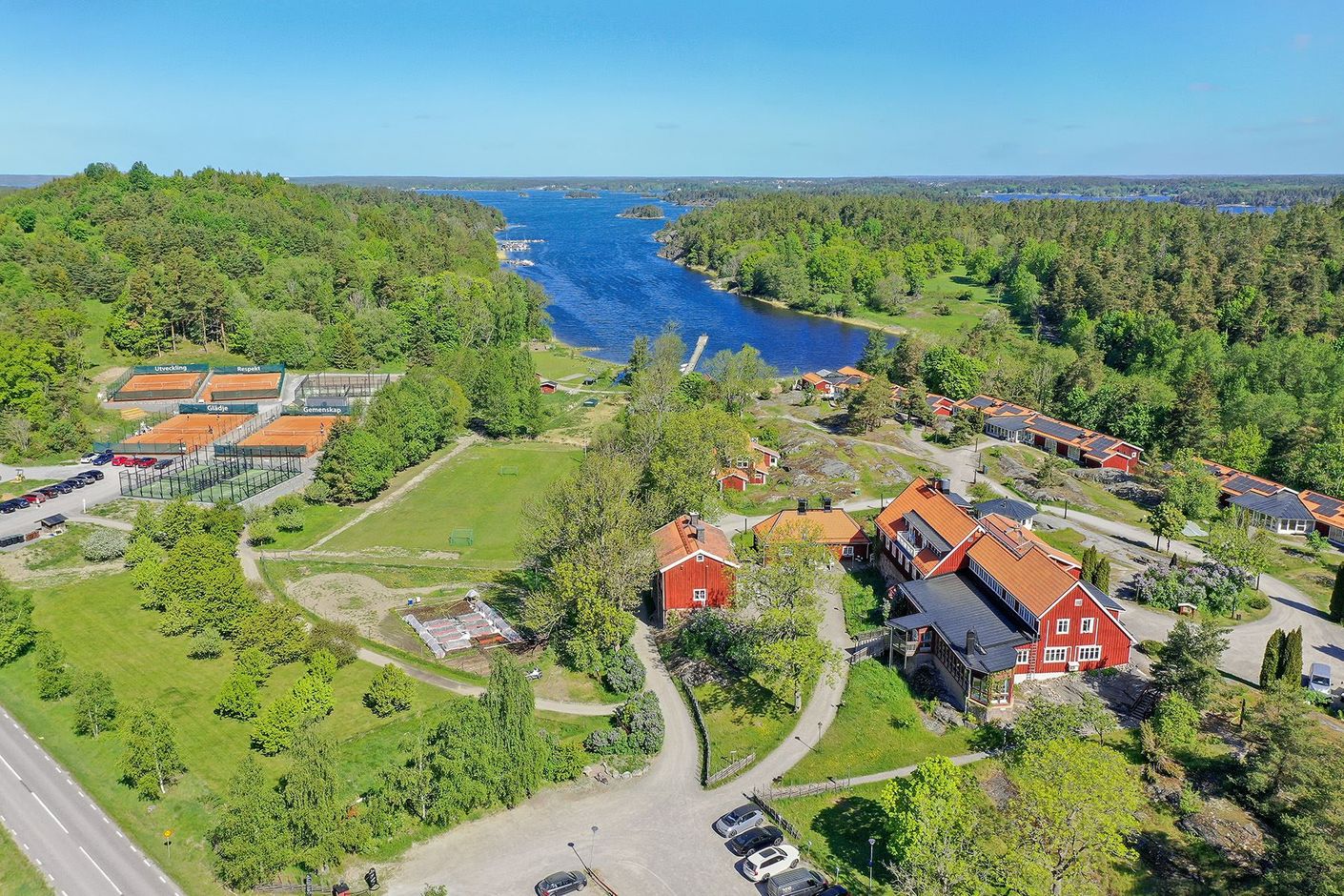 Skeviks gård med padel och tennisbanor