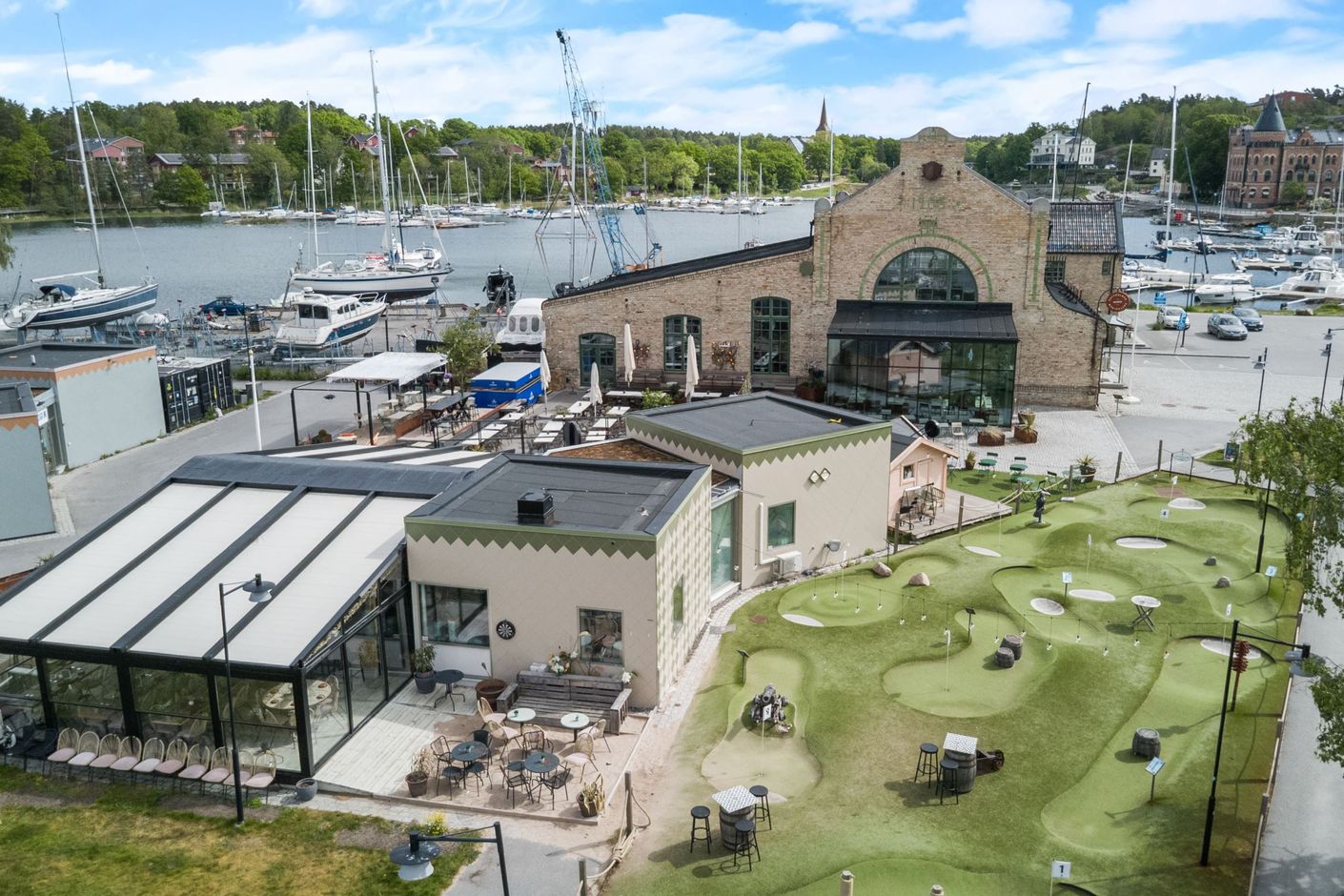 Orangerilet och minigolv i Gustavsbergs hamn