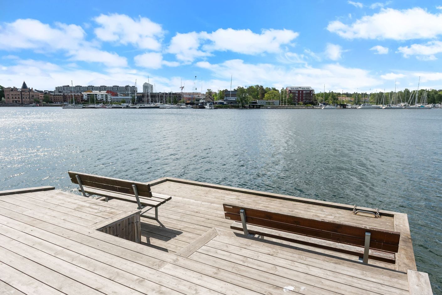 Sol och badbrygga i Gustavsbergs Hamn