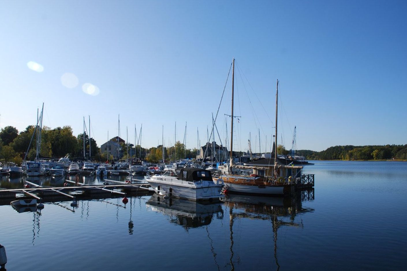 Båtbryggorna en lugn morgon