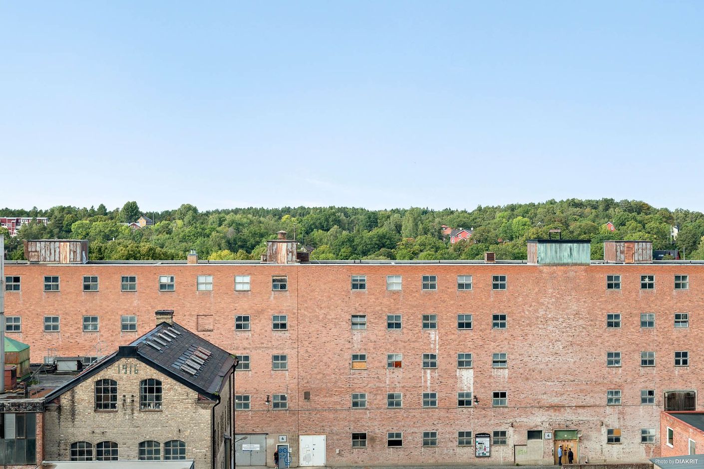 Närliggande ateljehus i klassisk industristil