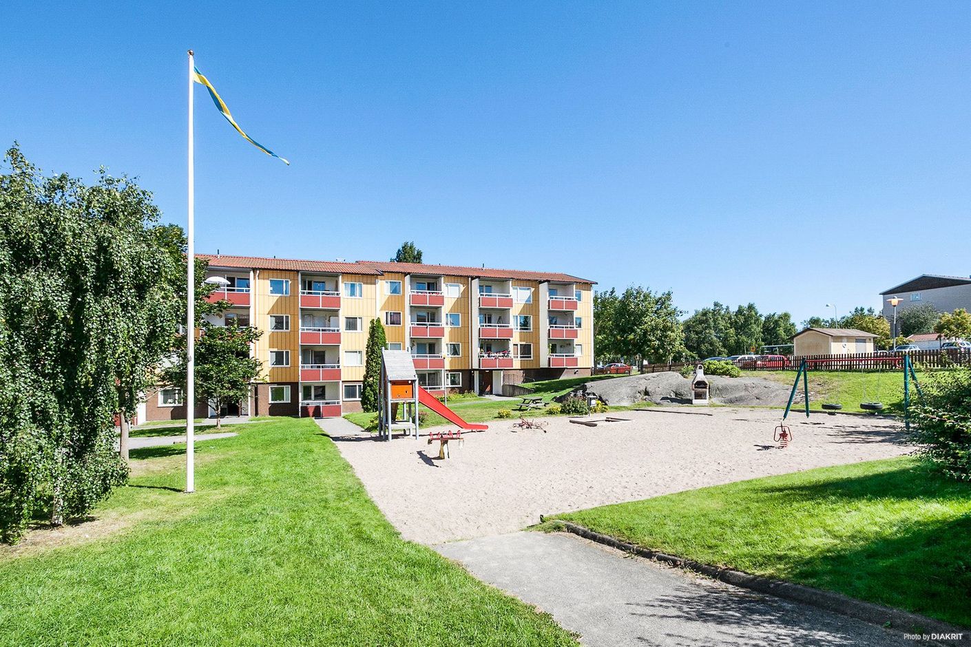 Här finns sittgrupper, grill och en stor fin lekplats
