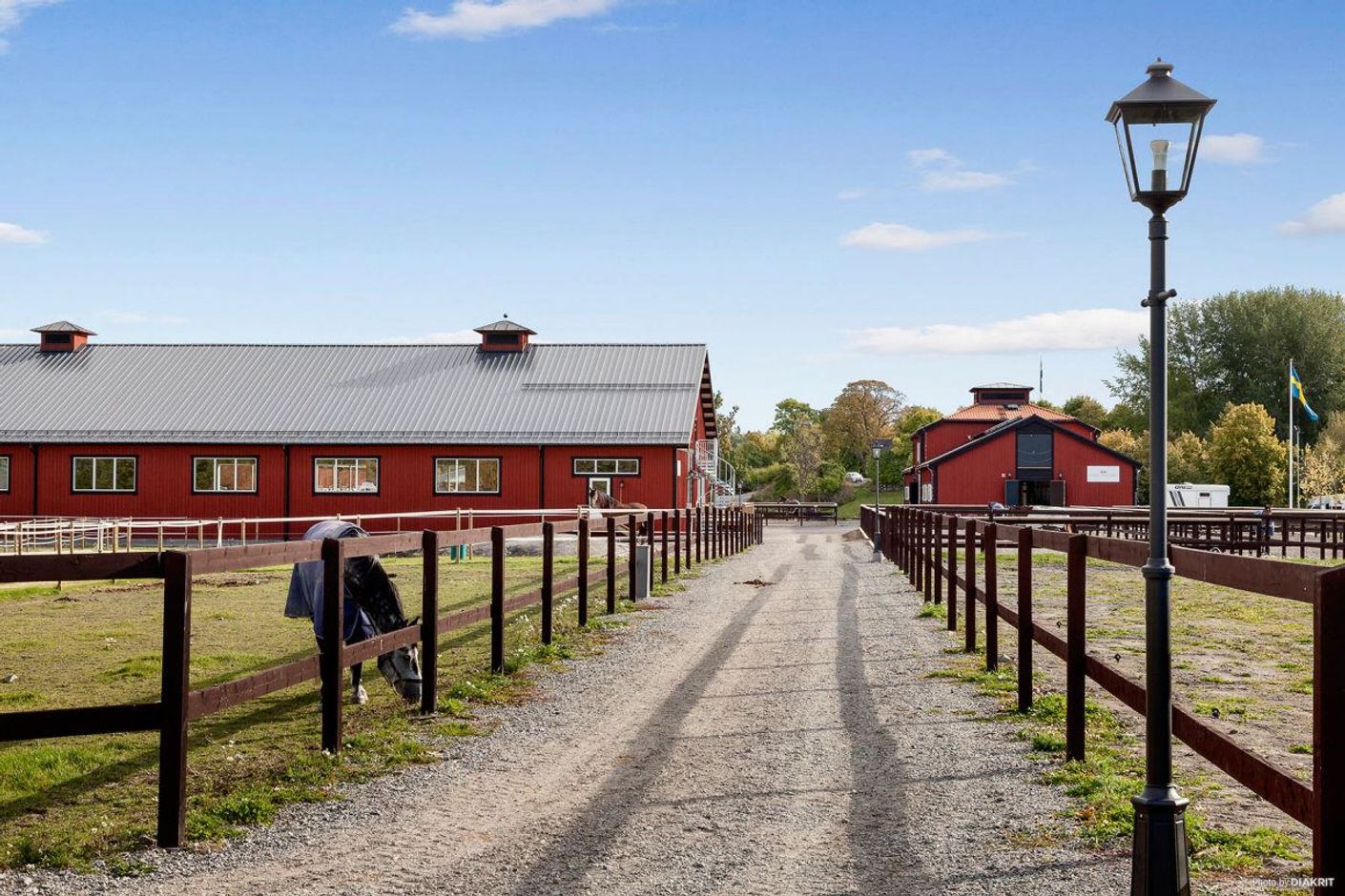 Påkostat nytt stall med fina rasthagar