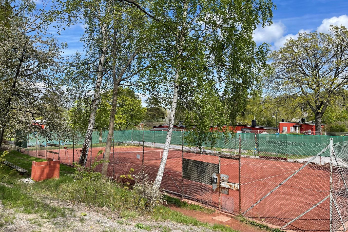 Områdets tennisbana
