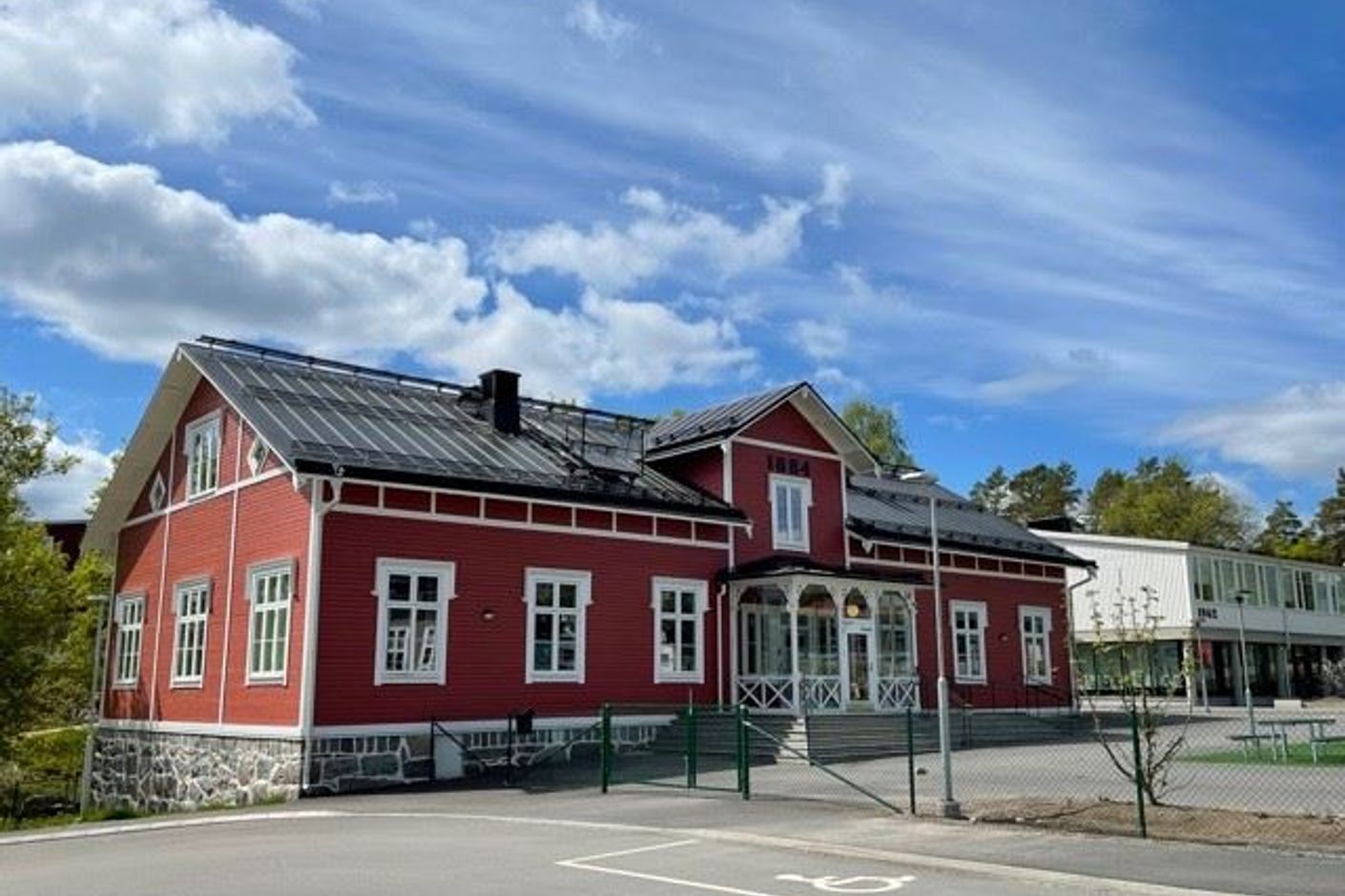 En av de vackra skolbyggnaderna på Ekedalskolan