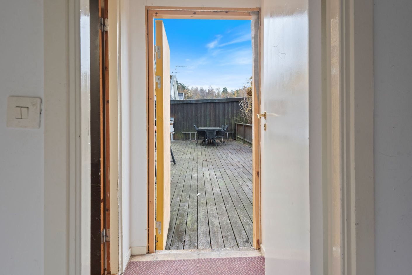 Entré in till rum/garage från altanen