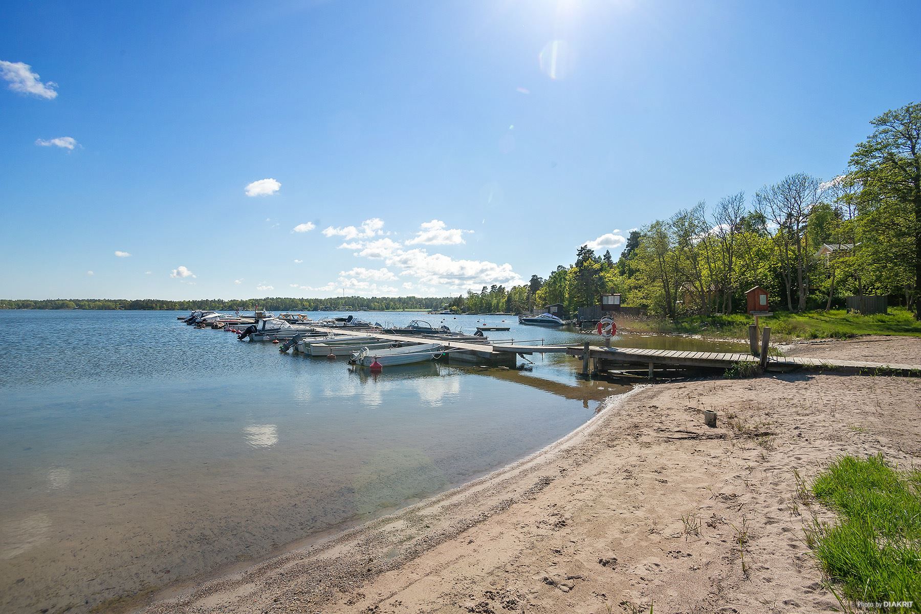 Strand och båtbryggor vid Ladviken