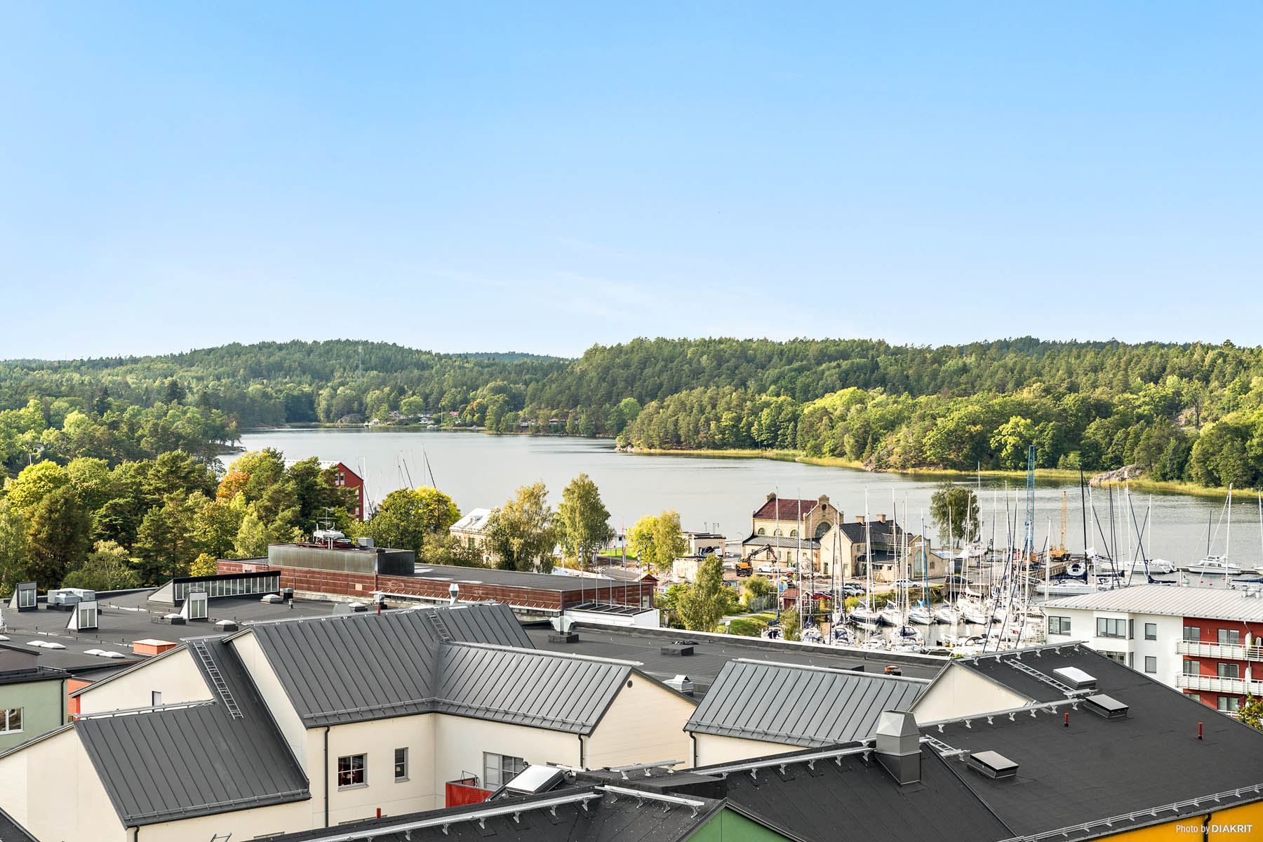 Utsikt från terrassen över vackra Farsta Slottsvik