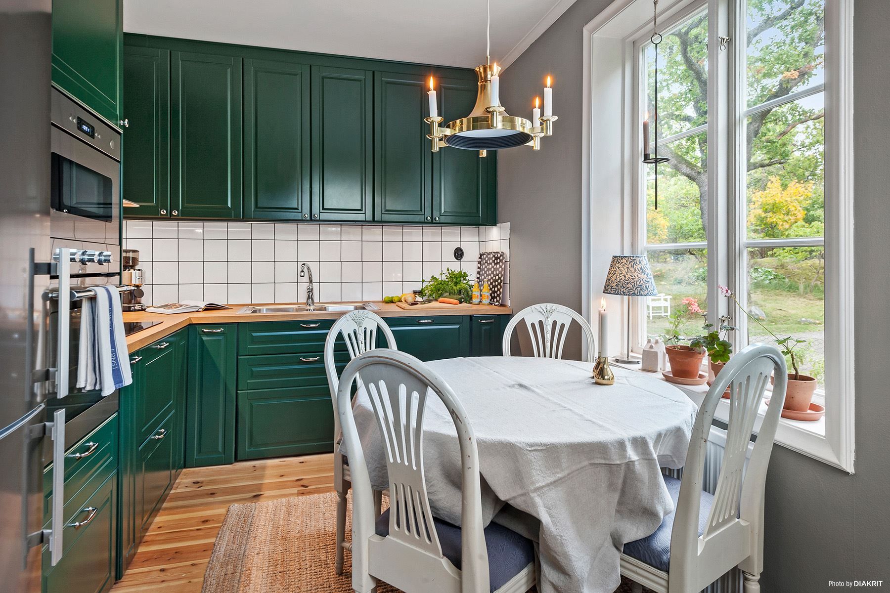 Så fint kök (IKEA, 2020) med rostfria vitvaror, bänkskiva av trä samt vitt kakel