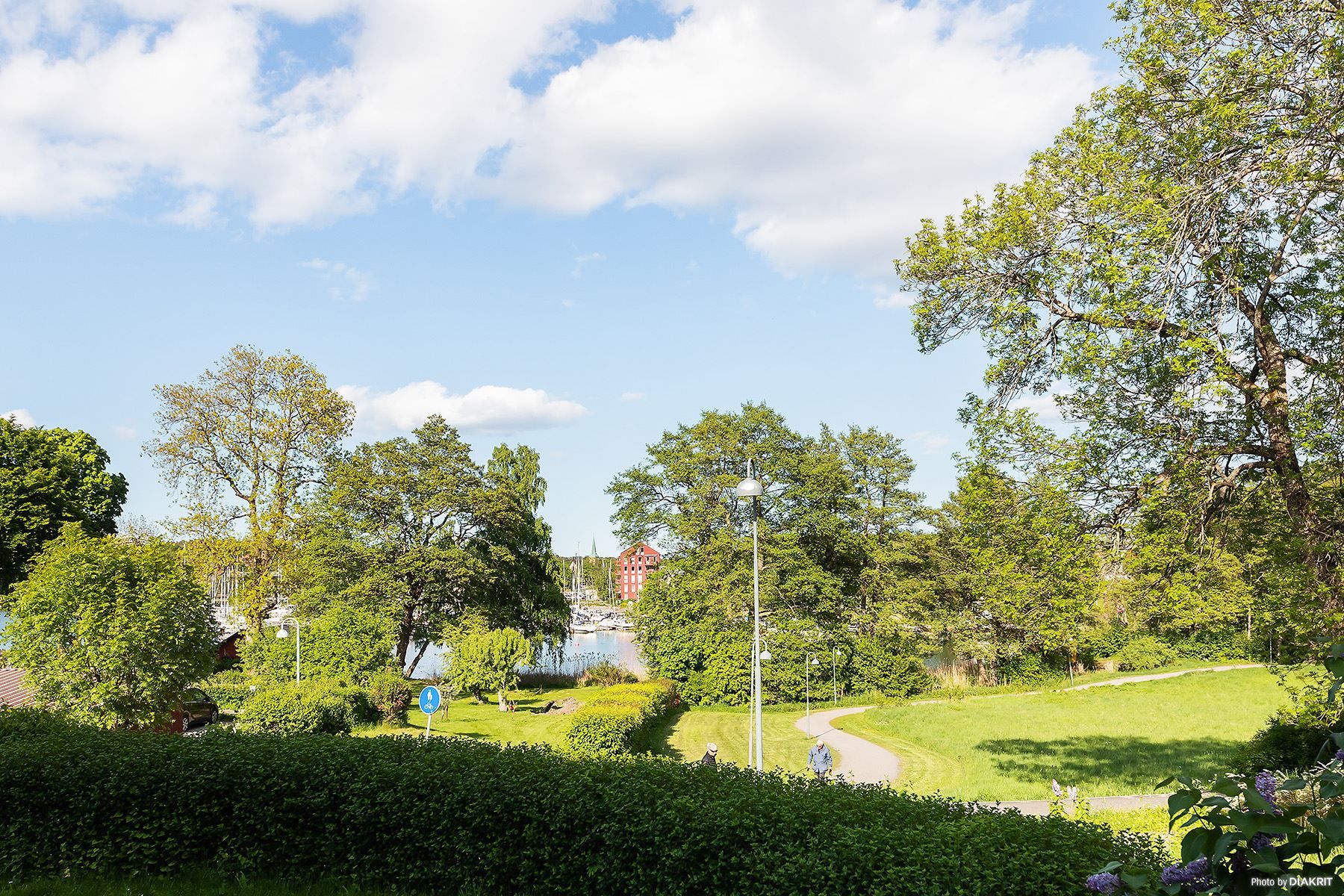 Utsikt över äng och vik.