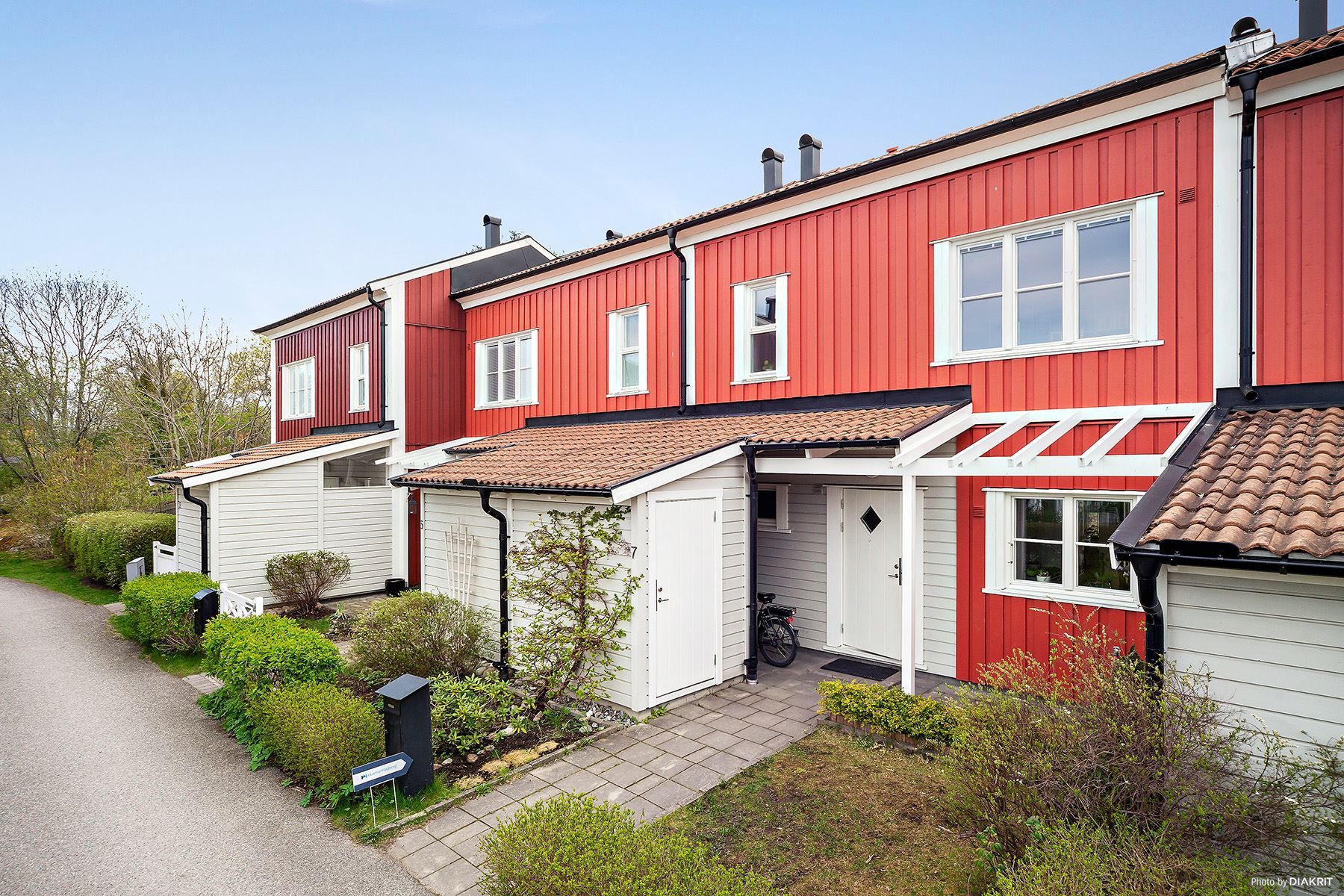 Mysig framsida med cykelparkering, förråd och plats för utemöbler