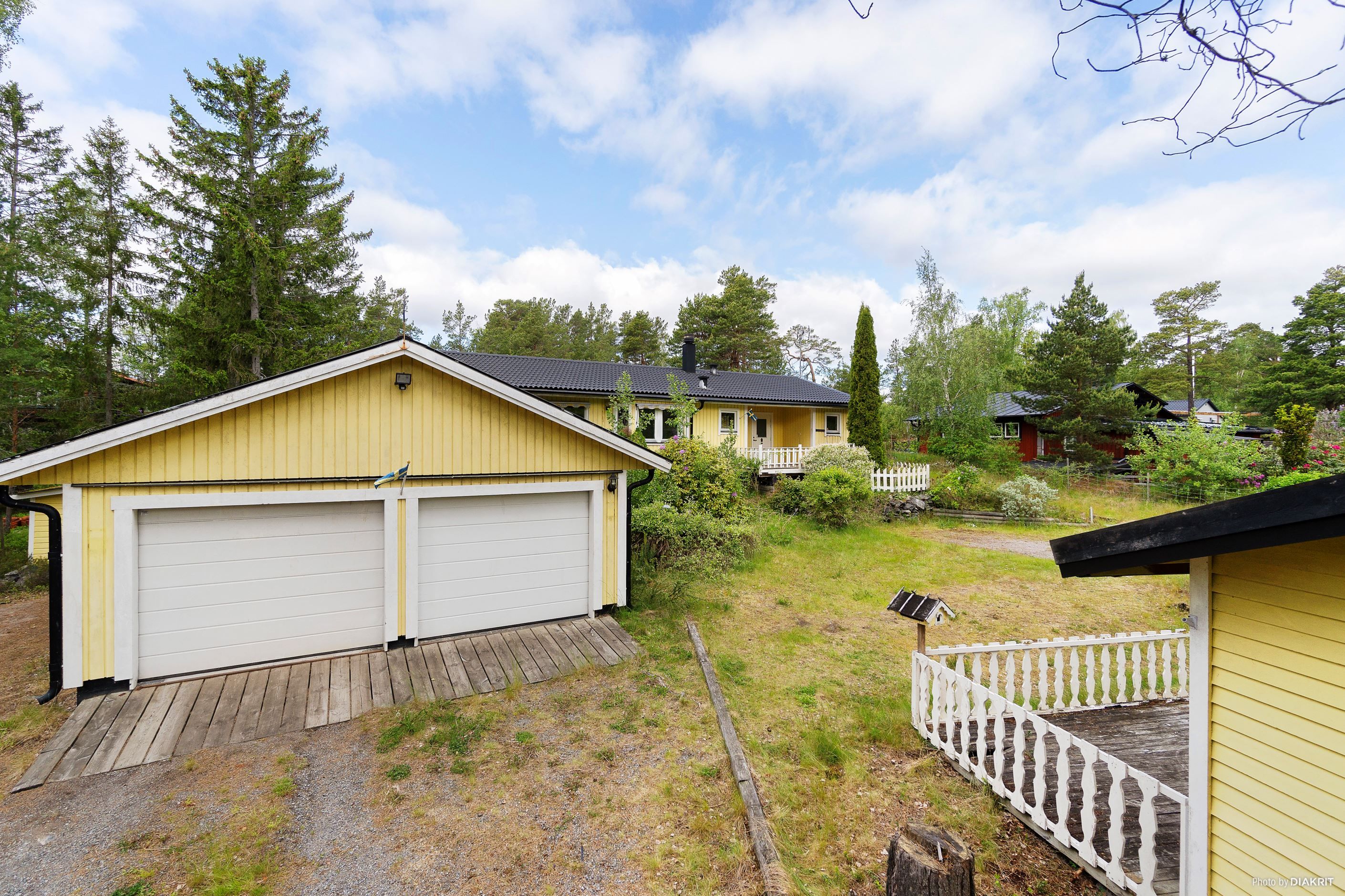 tomtvy med 2-bilsgarage