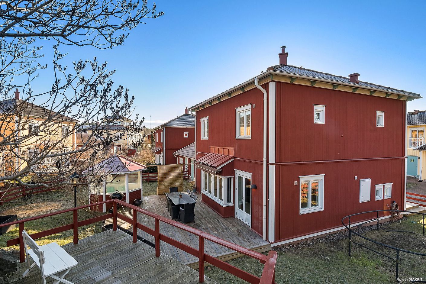 Altan, lusthus, gräsytor och staket runt huset