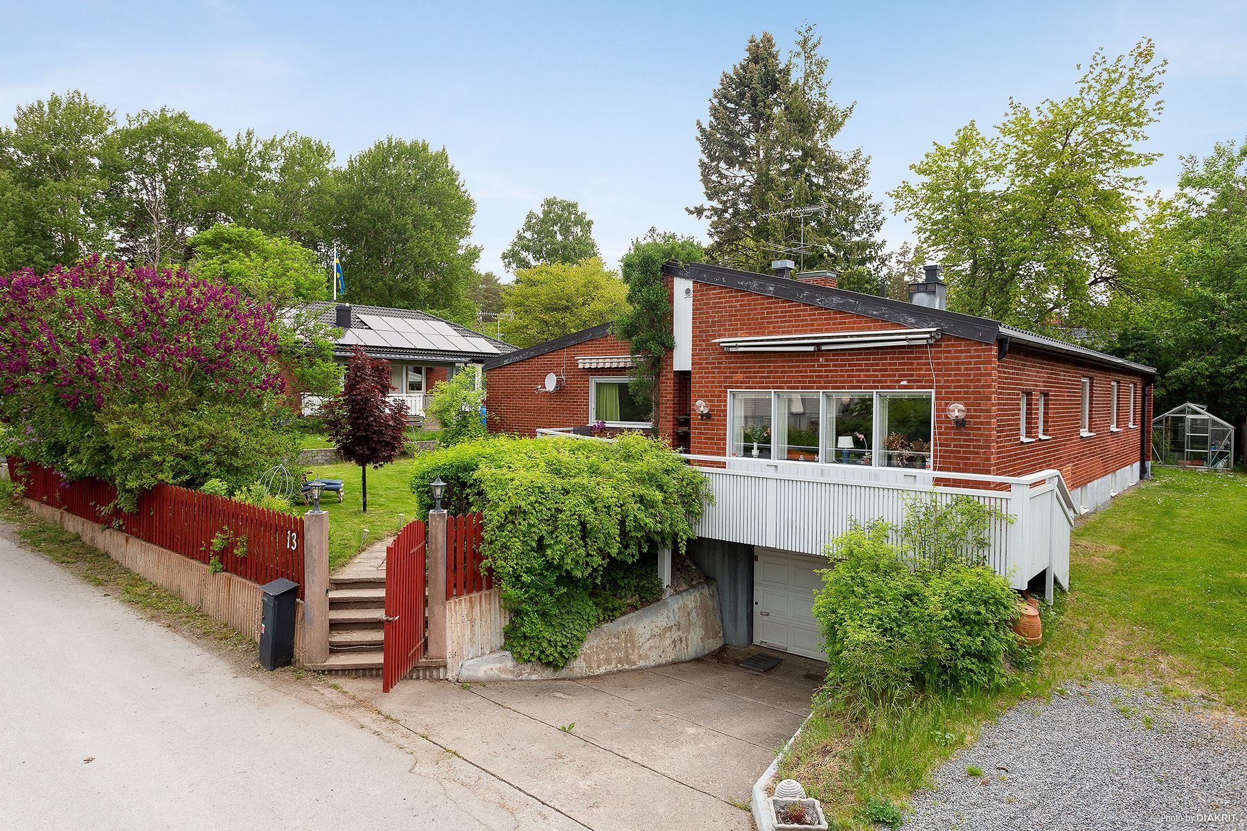 1-plansvilla med garage och källare