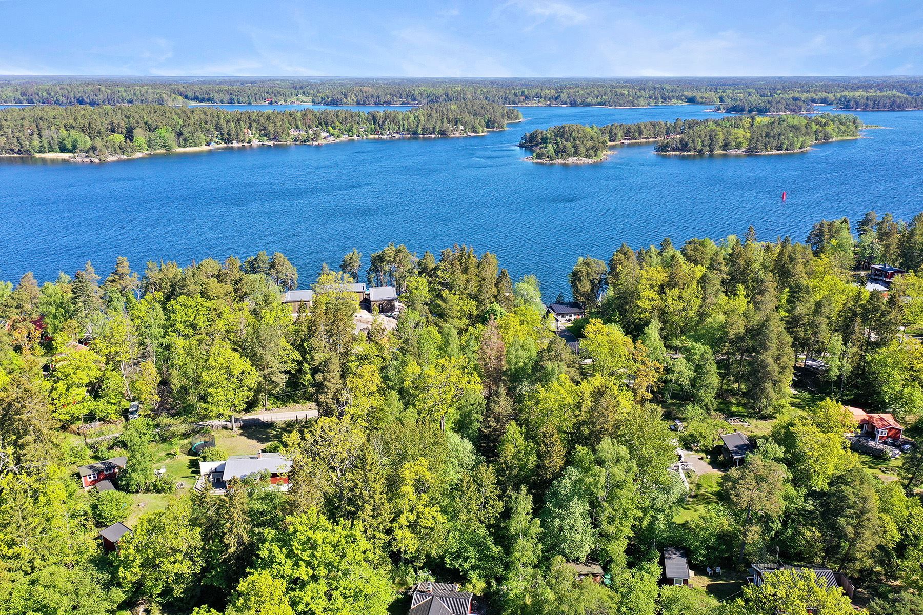 Fastigheten från ovan mot fjärden i norr