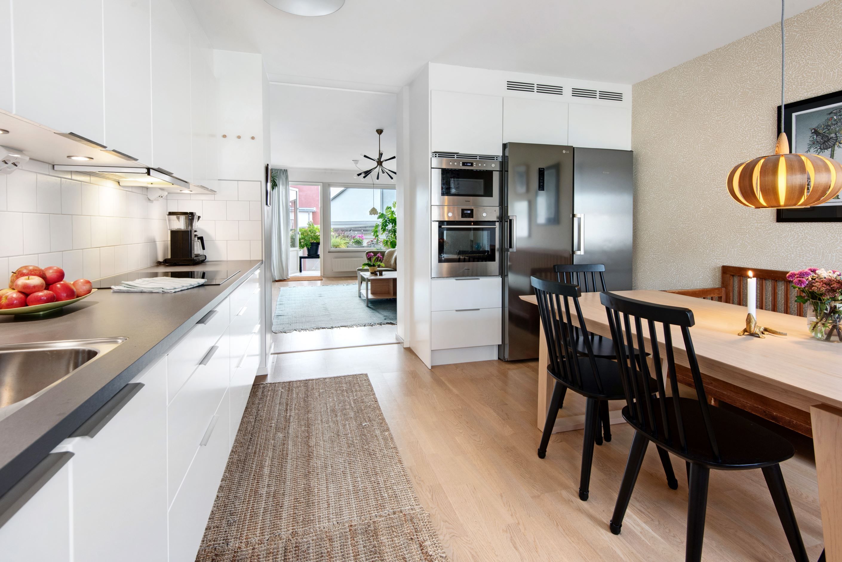 Halvöppet mellan kök och vardagsrum