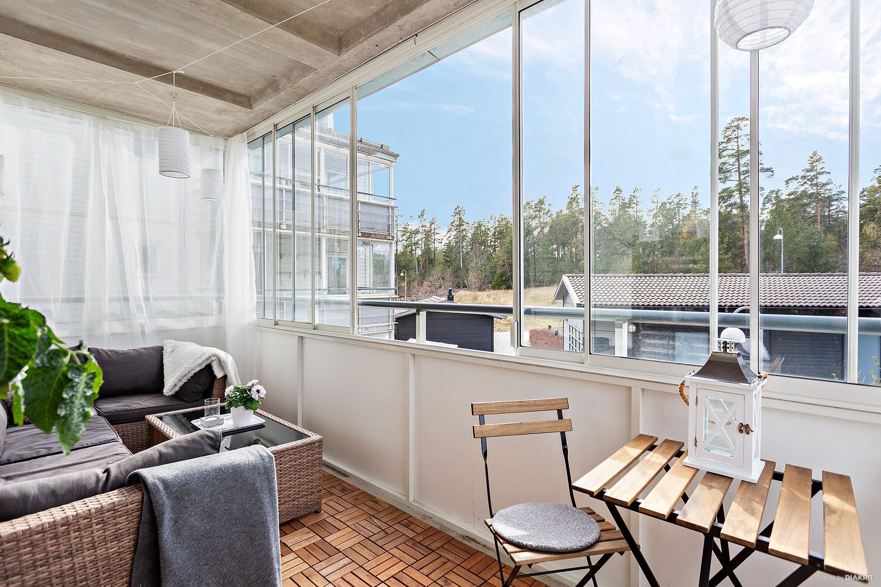 Underbar inglasad balkong med bästa västläget