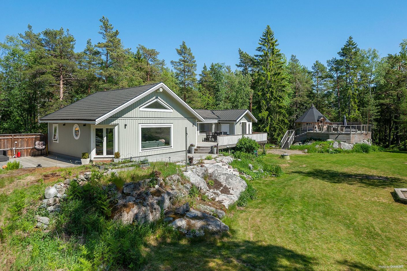 Välkomna till en oas centralt på Ingarö men ändå avskilt med naturen som närmaste granne.