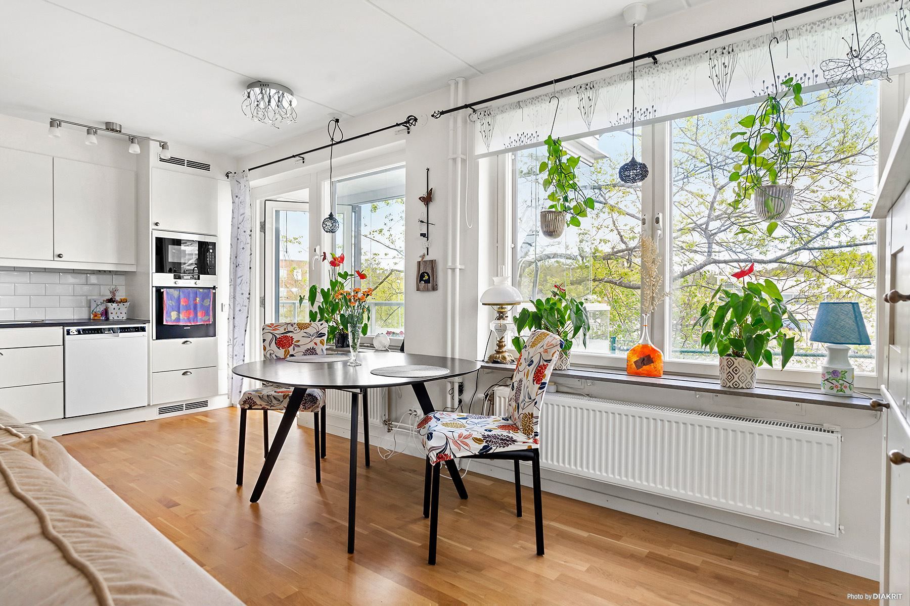 Rymlig matplats vid fönster