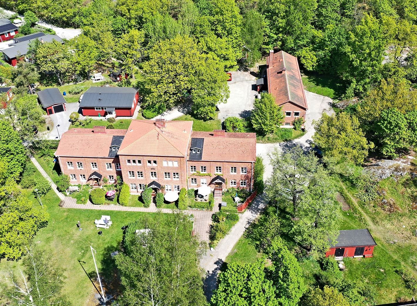 Hela föreningens fastighet med huset Höjden och Tvätteriet.
