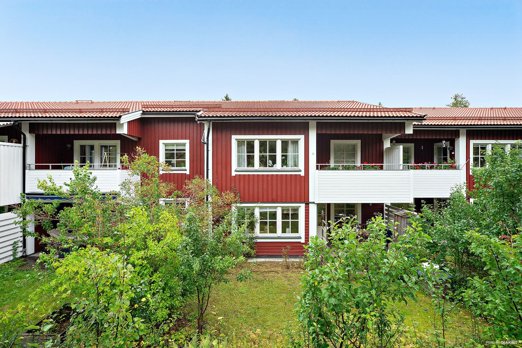Radhuslänga med lägenheter uppe och nere