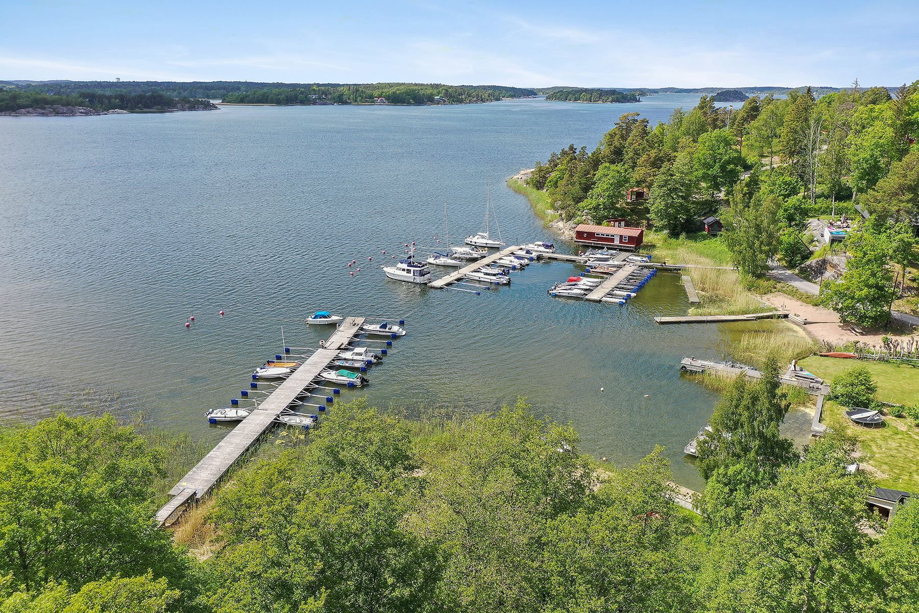 Områdets gemensamma bryggor och strand