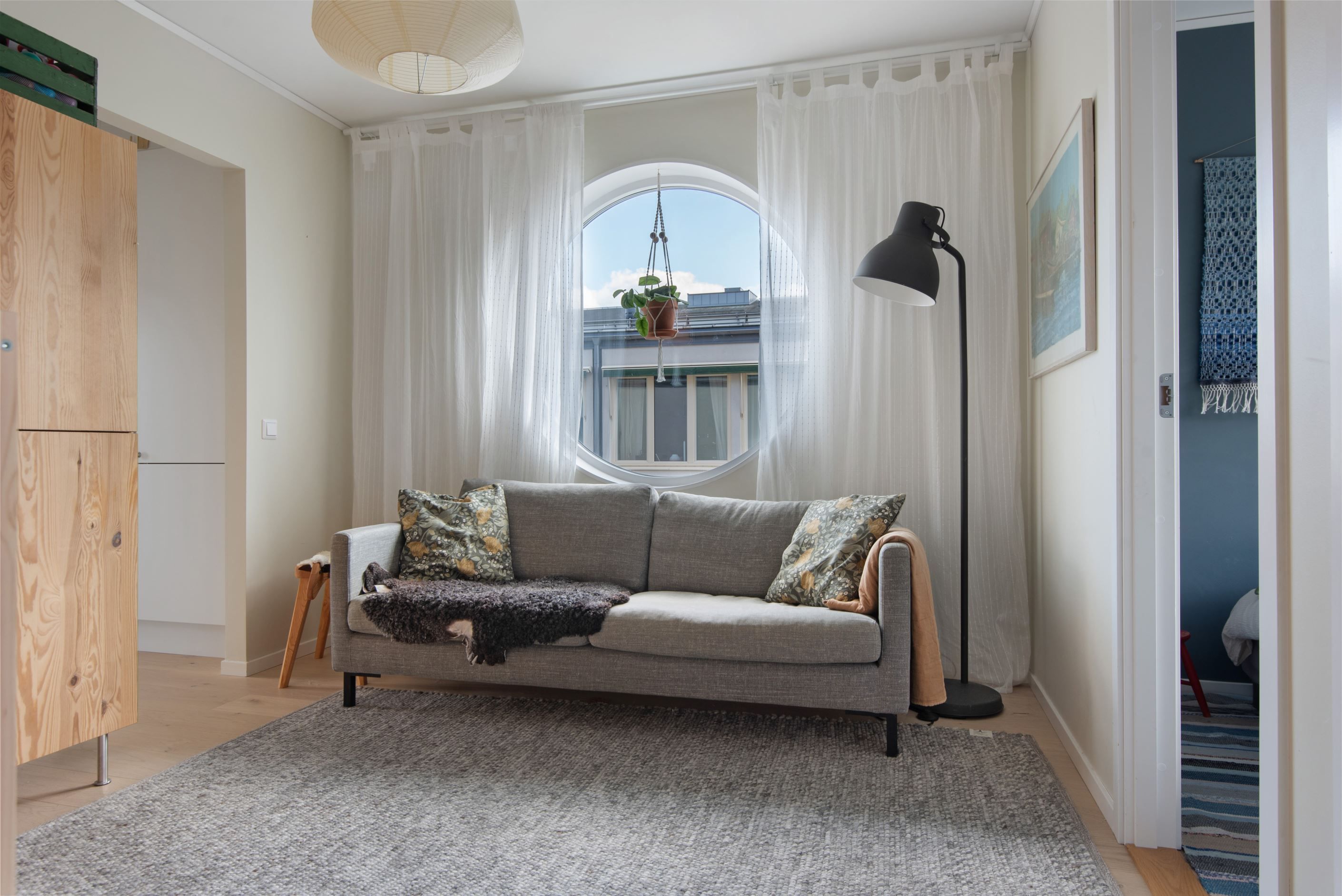 Allrum på övre plan med gavelfönster.