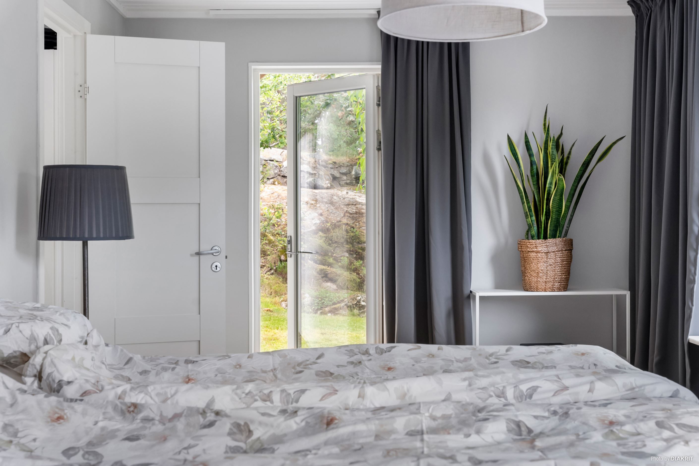 Master bedroom med utgång till altan