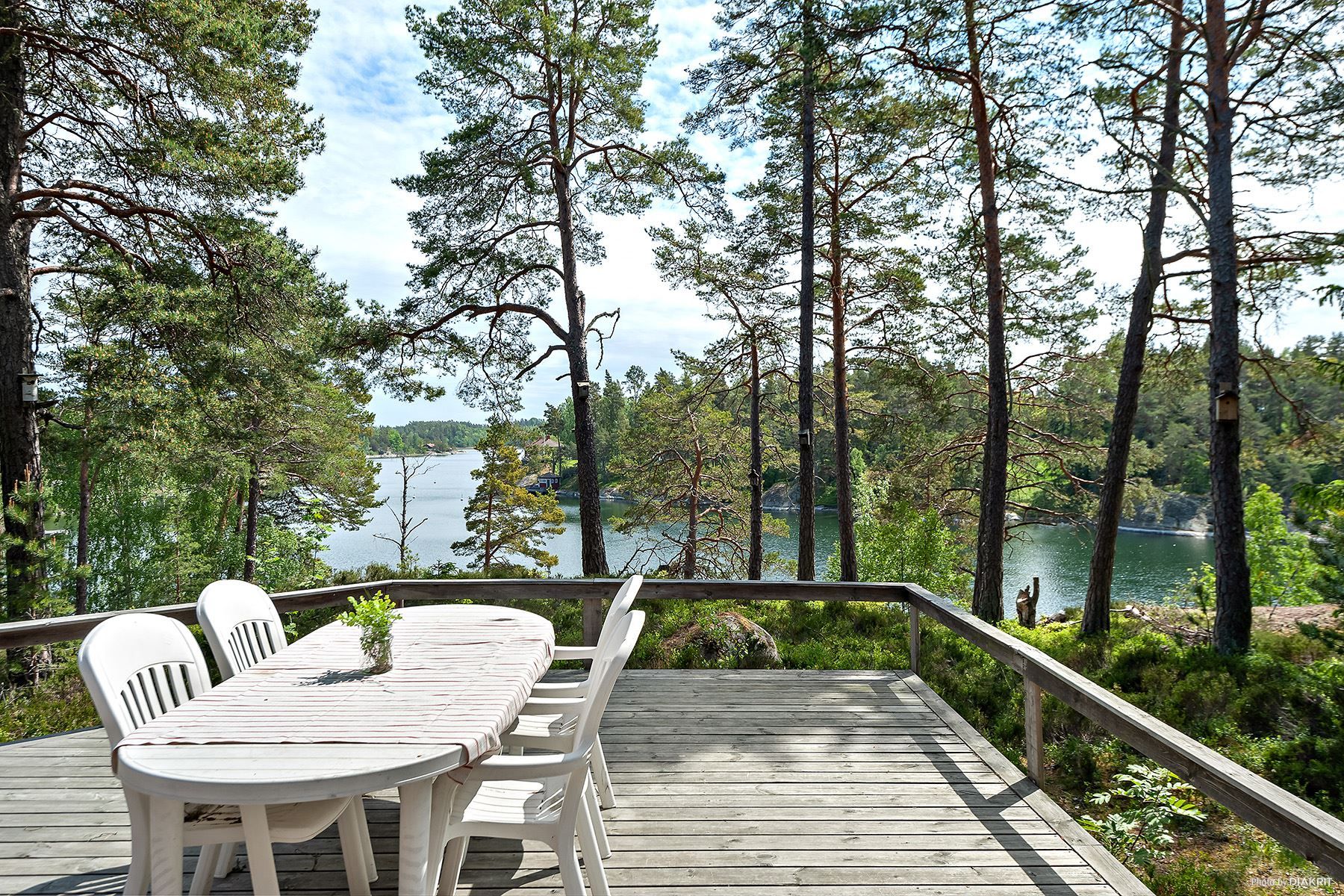 Stor altan i soligt söderläge med utsikt mot hav