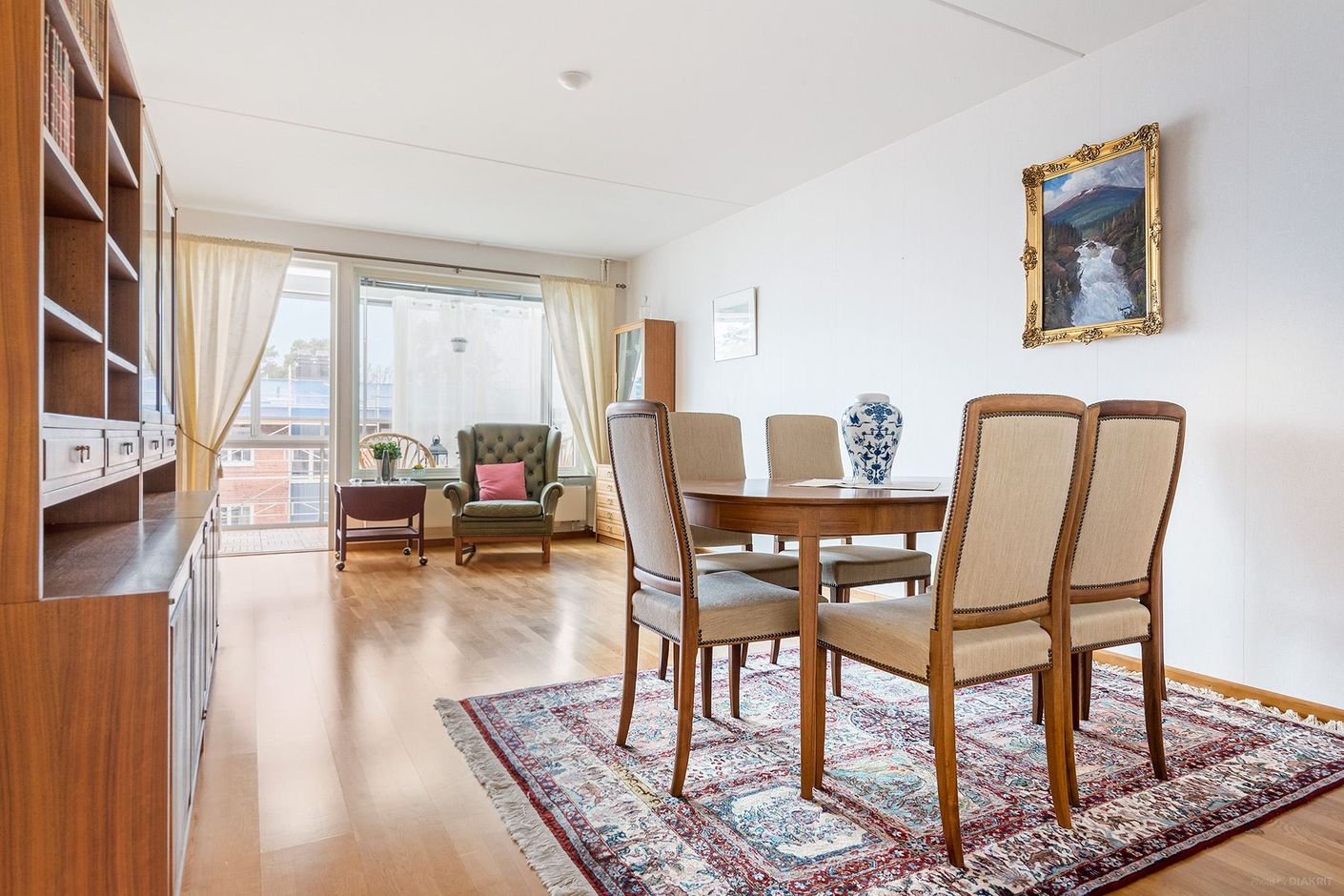 Stort vardagsrum med plats för både soffgrupp och matsalsmöbler