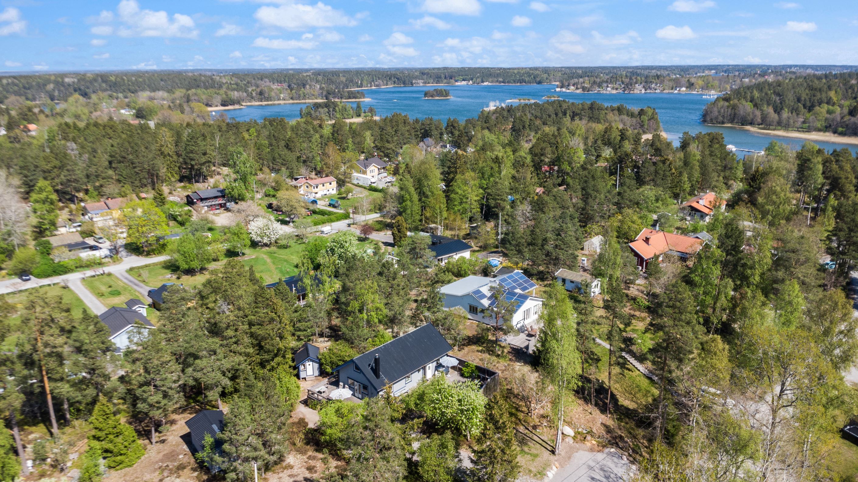 Endast 350 m till brygga och strand.