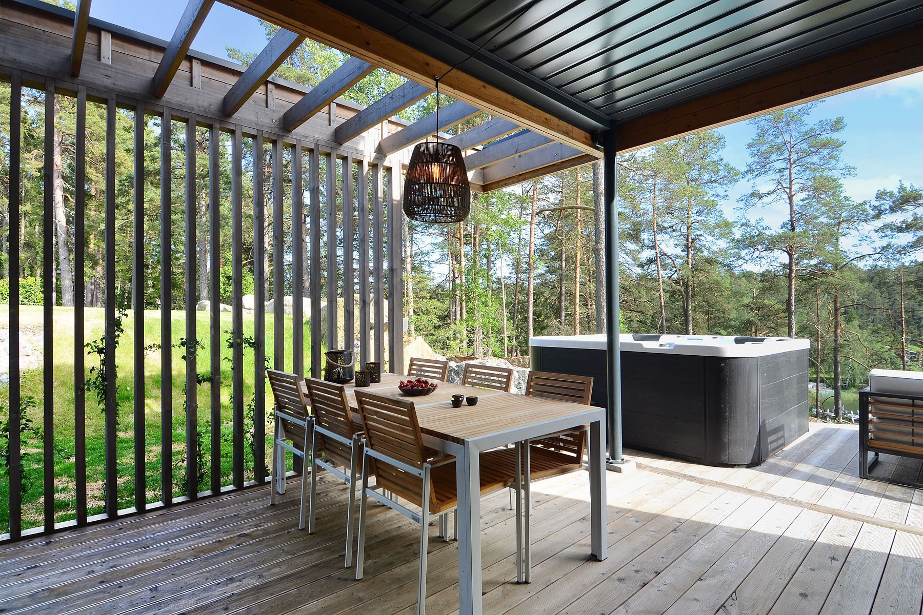 Totalt 4 uteplatser, en under tak