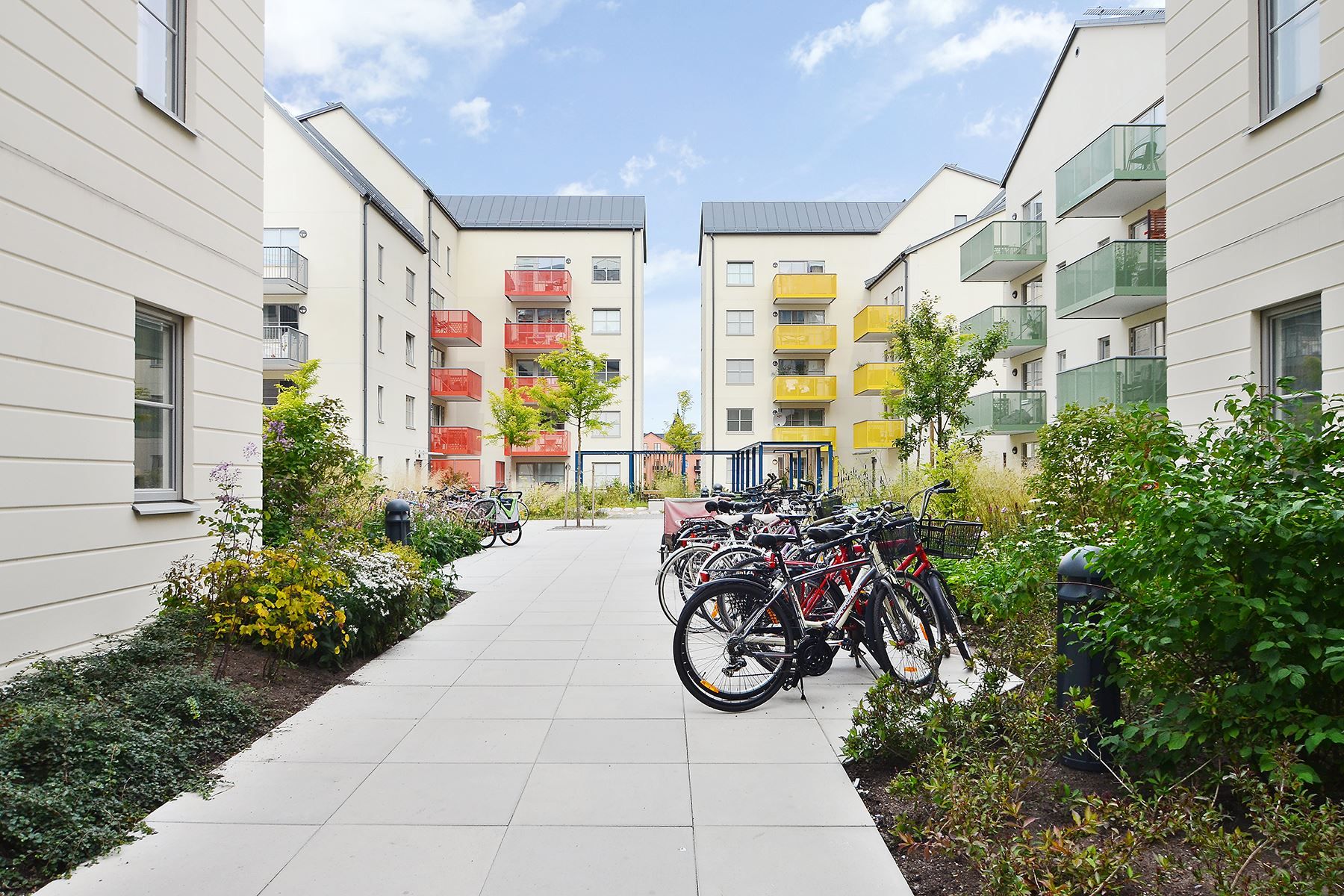 Cykelparkering & fina planteringar