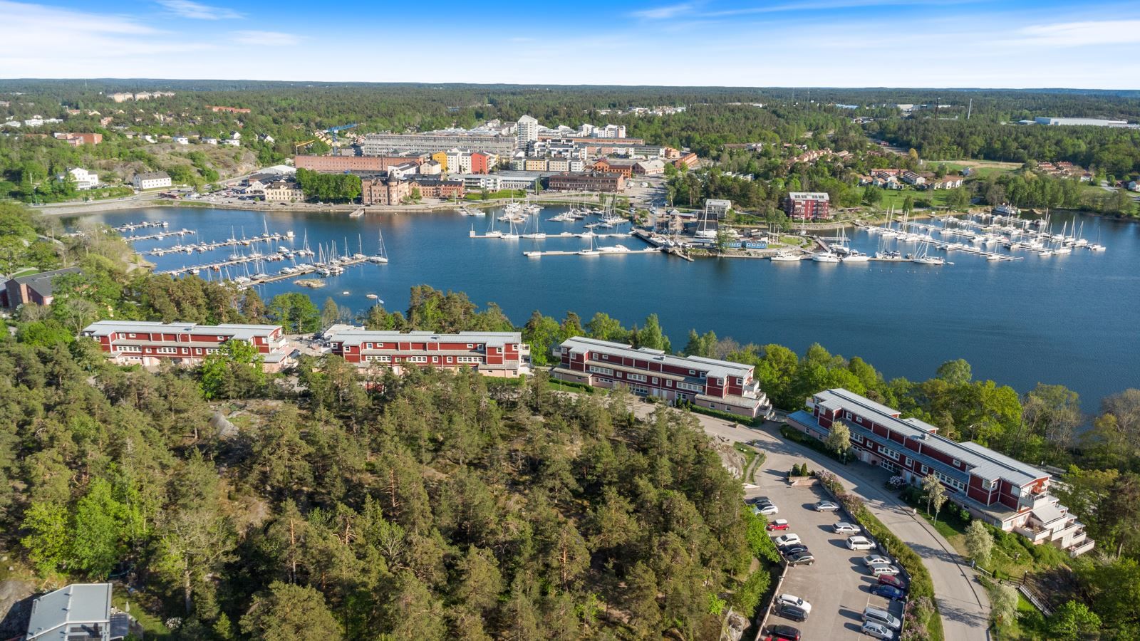 Östra Ekedal med hamnen i bakgrunden