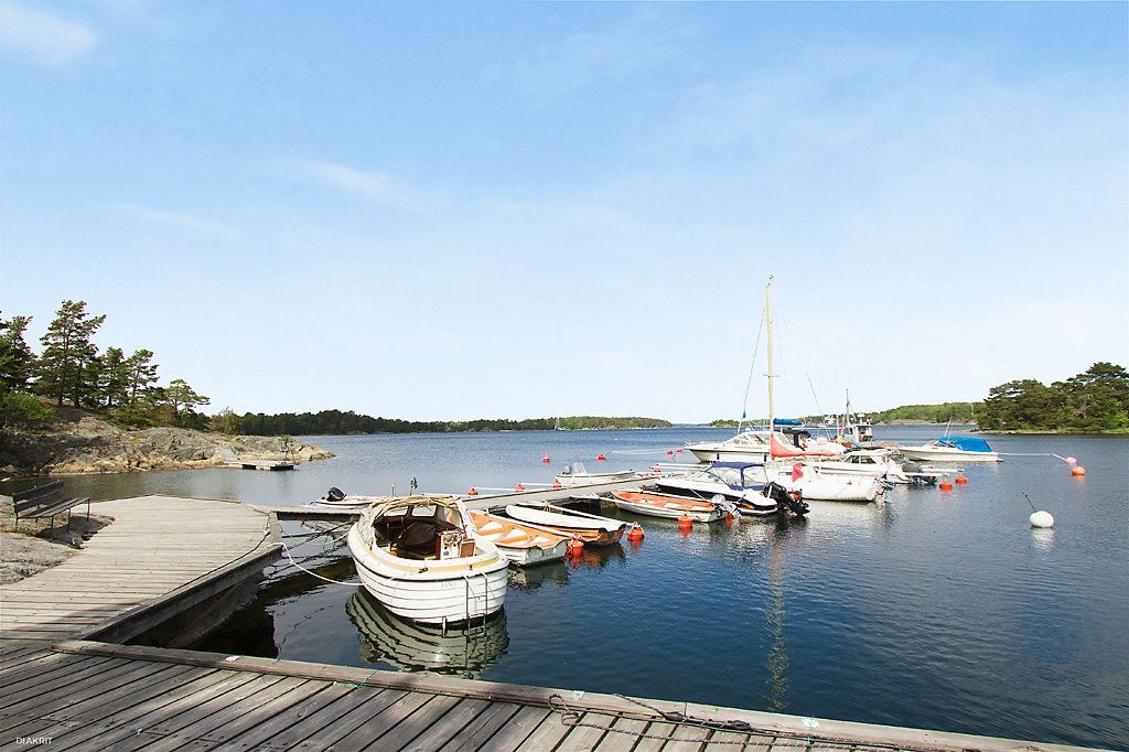 Områdets båtbryggor med möjlighet till båtplats