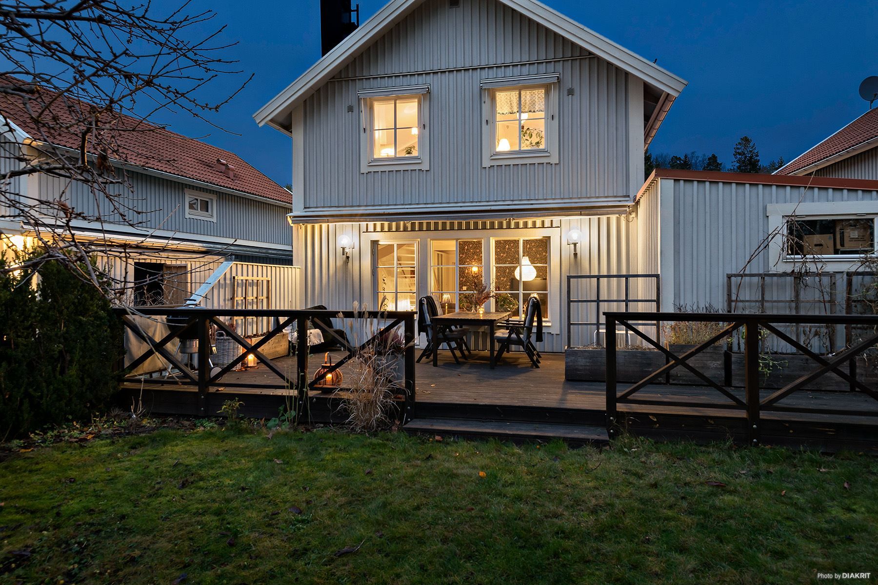 Gräsmatta, örtträdgård, terrass och förråd