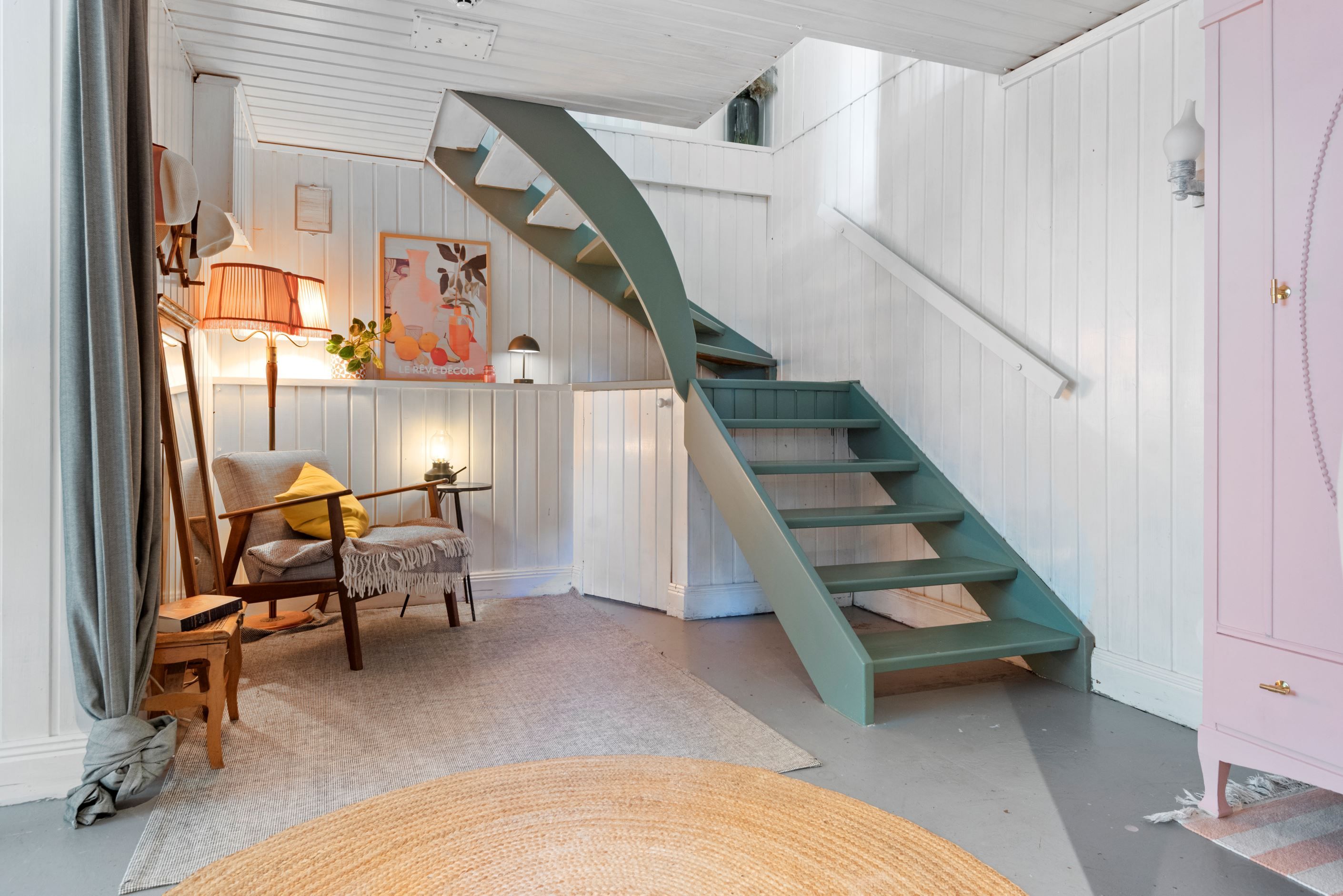 Fin nisch i stor möbler bar hall som kan nyttjas som läshörna eller ex arbetsplats