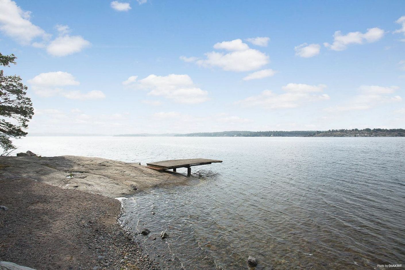 Klippor, strand och brygga på Dragudden