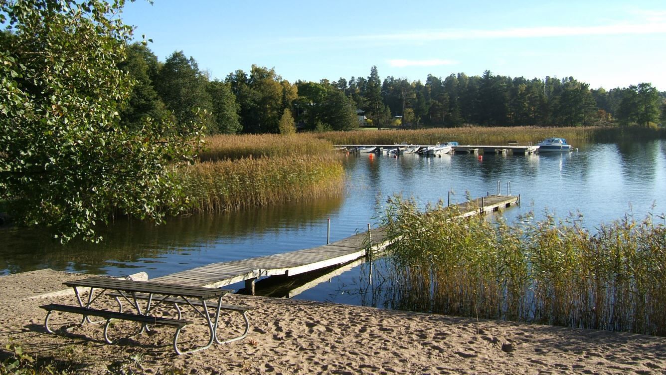 Strand och brygga