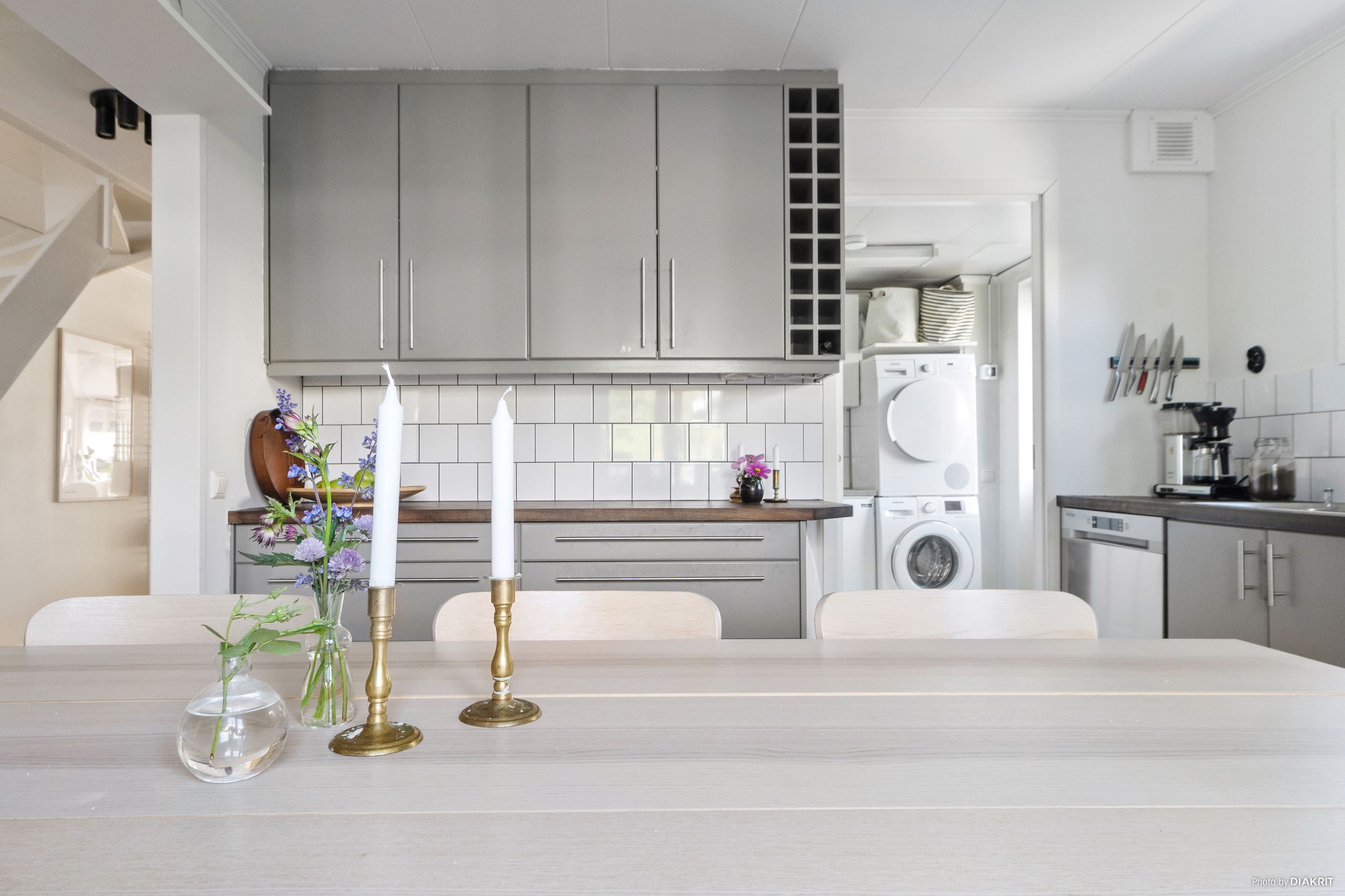 Kök med ingång till tvättstuga