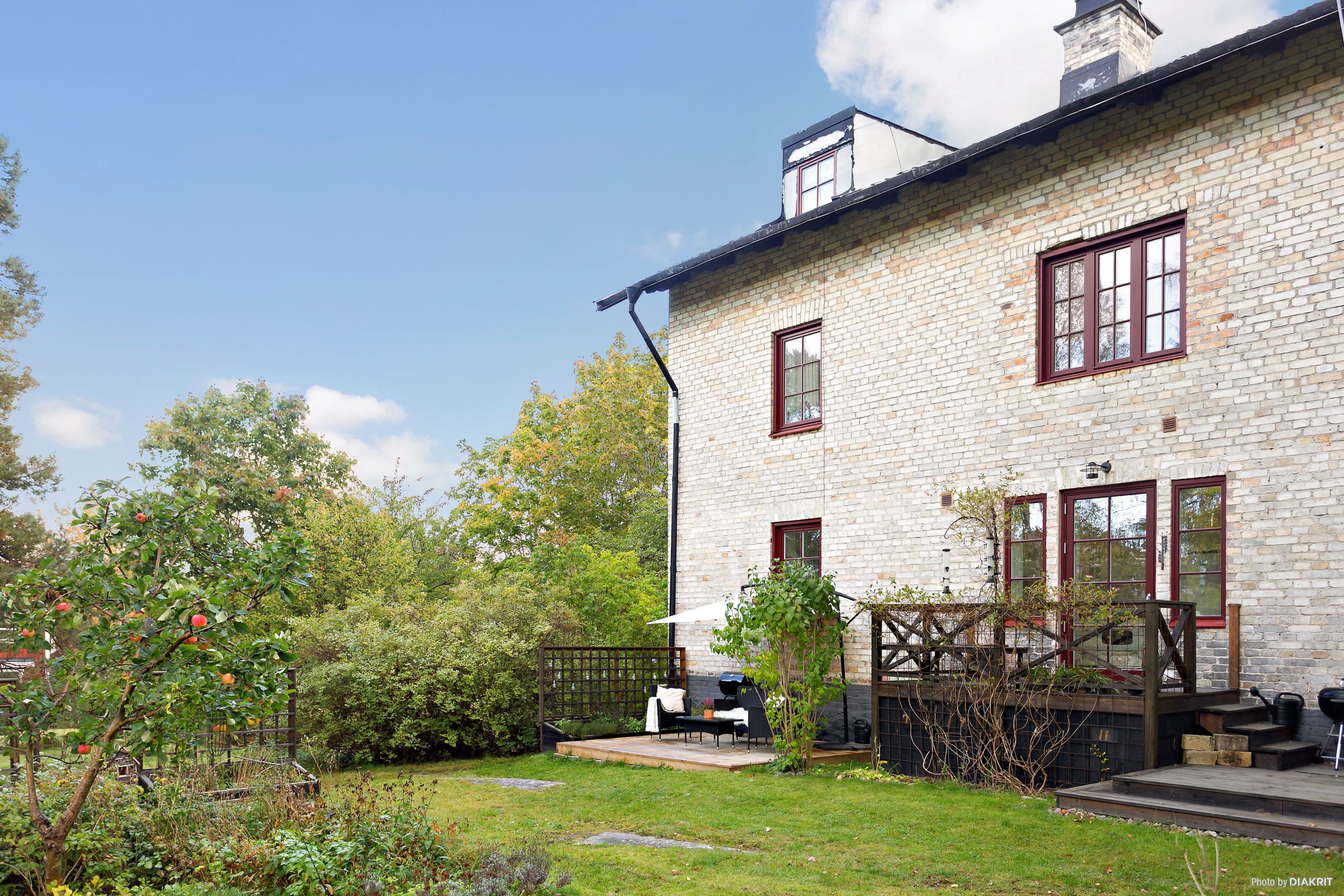 Egen uteplats i sydväst med vy mot trädgården