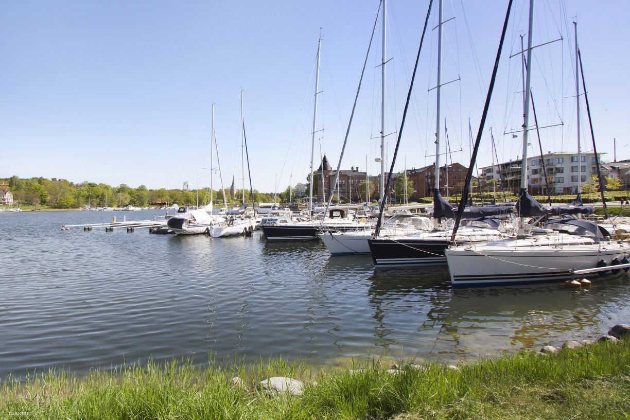 Gustavsbergs Hamn med båtplatser och gästbrygga.