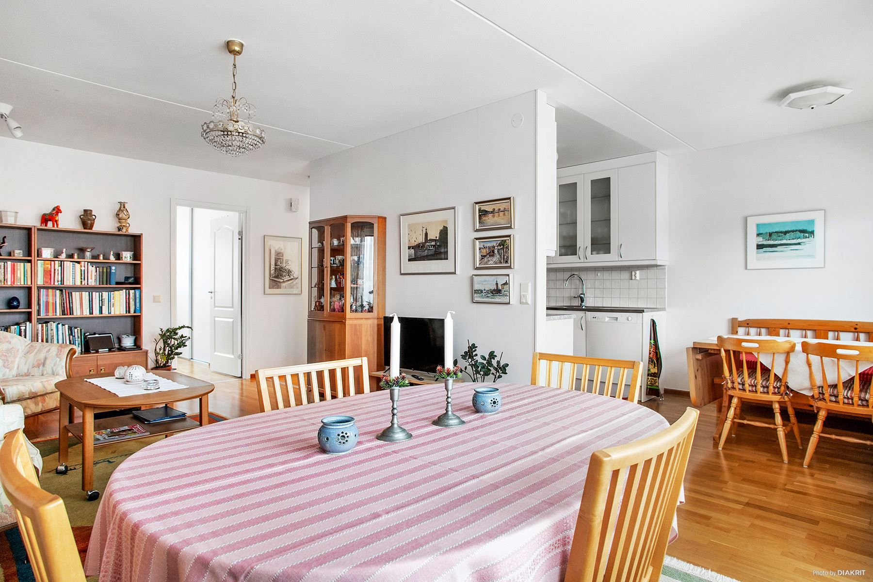 Vardagsrum i öppen planlösning möt kök och tv rum.