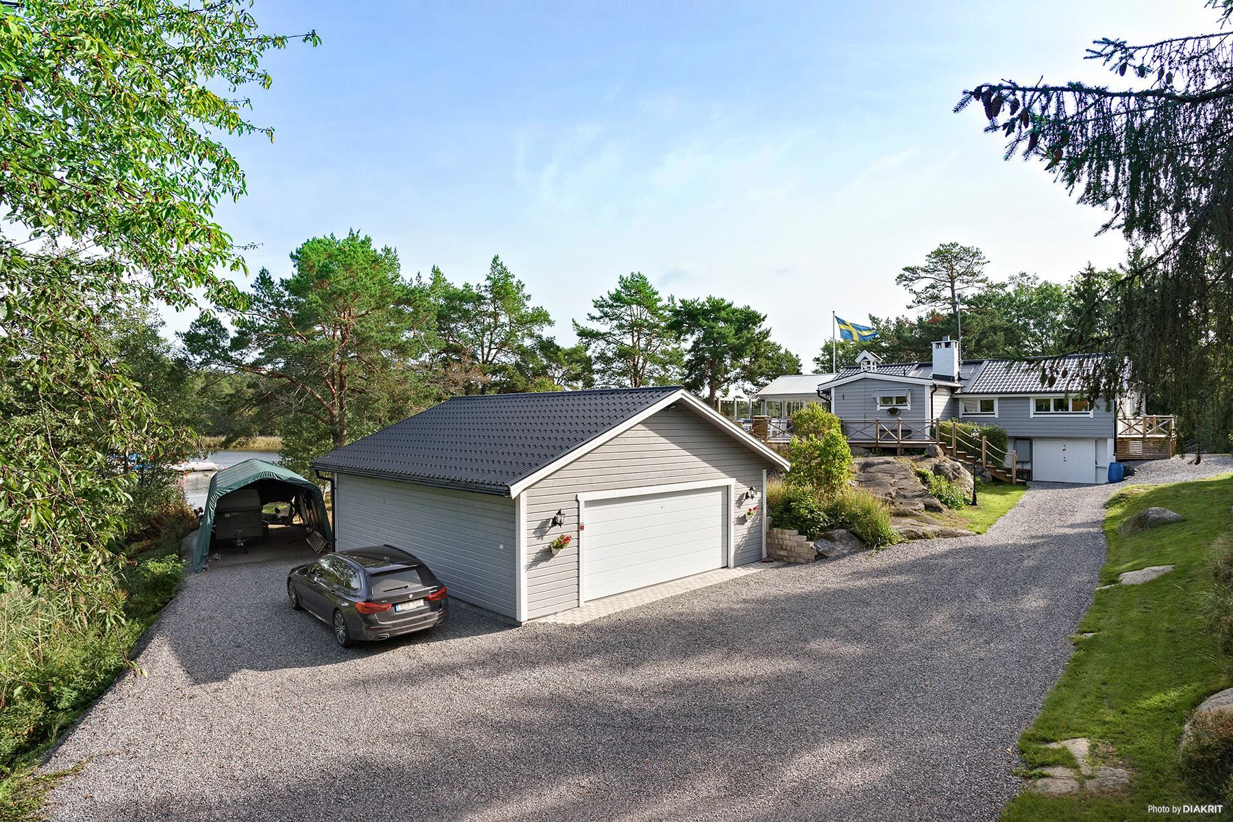 Grusad uppfart, stort nybyggt garage samt gott om parkeringsmöjligheter