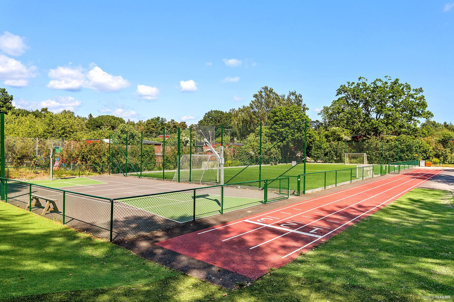 Konstgräsplan samt basketcourt.