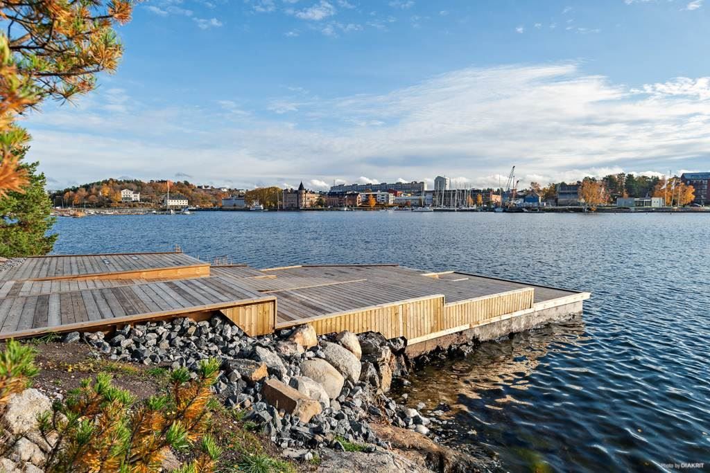 Användbar fin badbrygga i viken